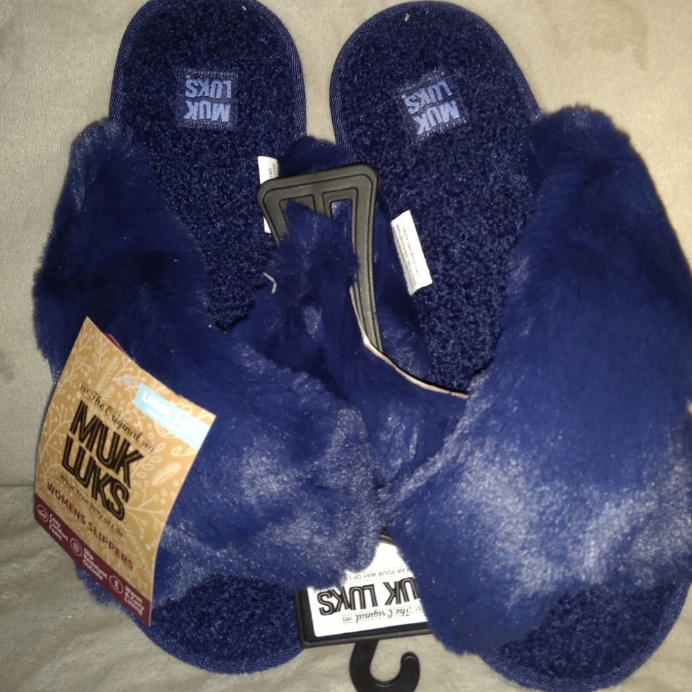 NWT Muk LUKS sz lg 9-10 navy slippers